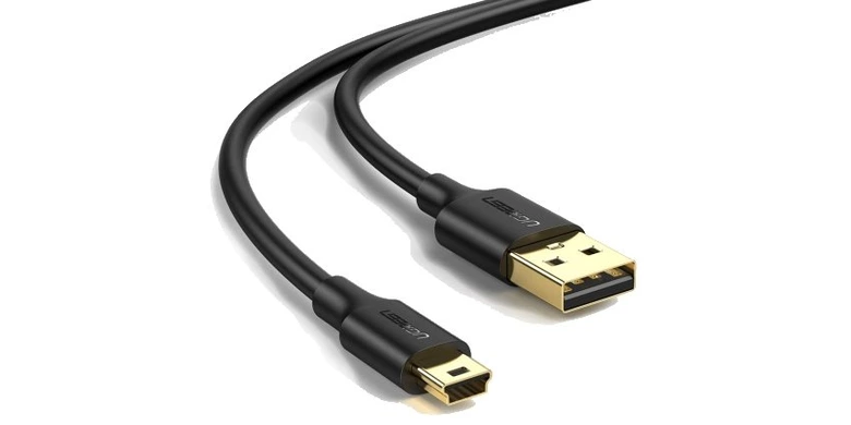 Černý nabíjecí kabel s zlatými konektory pro mobilní telefon.