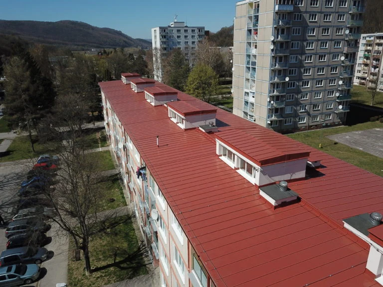 Střecha bytového domu s viditelným sklonem