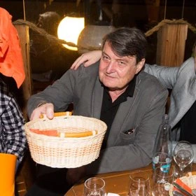 Artur Štaidl s košíkem chlebíčků v restauraci