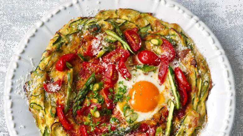 Zdravá cuketová pizza s vejcem a rajčaty