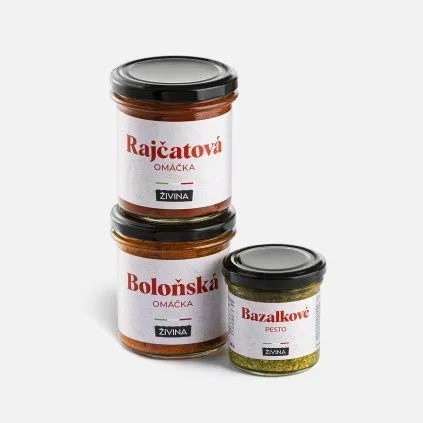 Skleněné lahvičky s boloňskou omáčkou a dalšími omáčkami