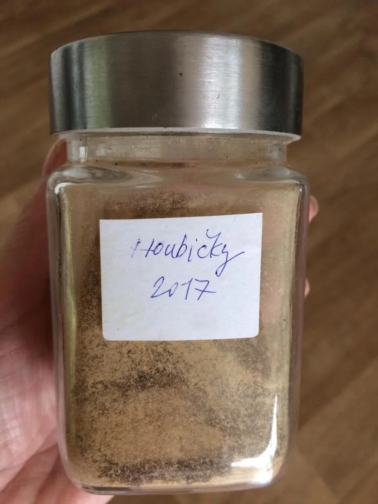Sklenice s suchou houbičkou z roku 2017