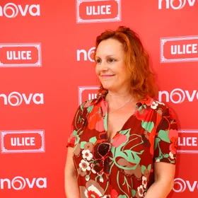 Alena Štréblová na červeném koberci před logem ULICE a nova