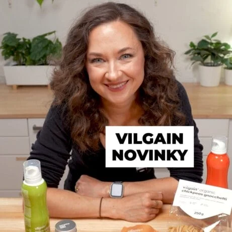 Žena s zdravými potravinami v kuchyni