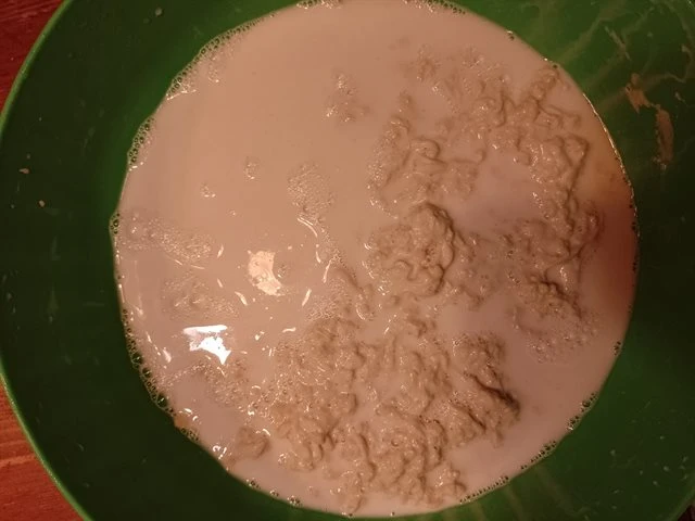 Seitan namočený v tekutině během přípravy