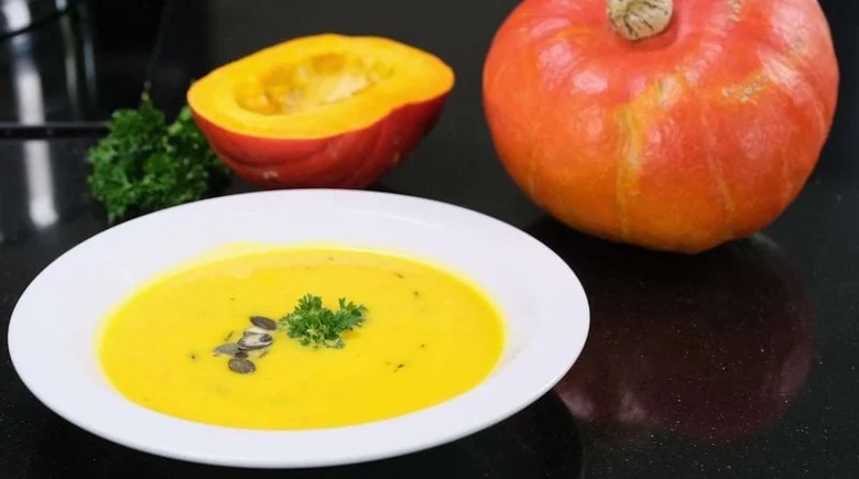 Kremová dýňová polévka s čerstvou petrželkou