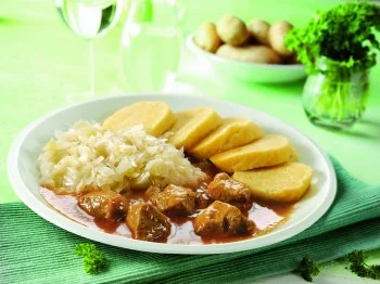 České jídlo: guláš s kysanou zelí a bramborovými knedlíky