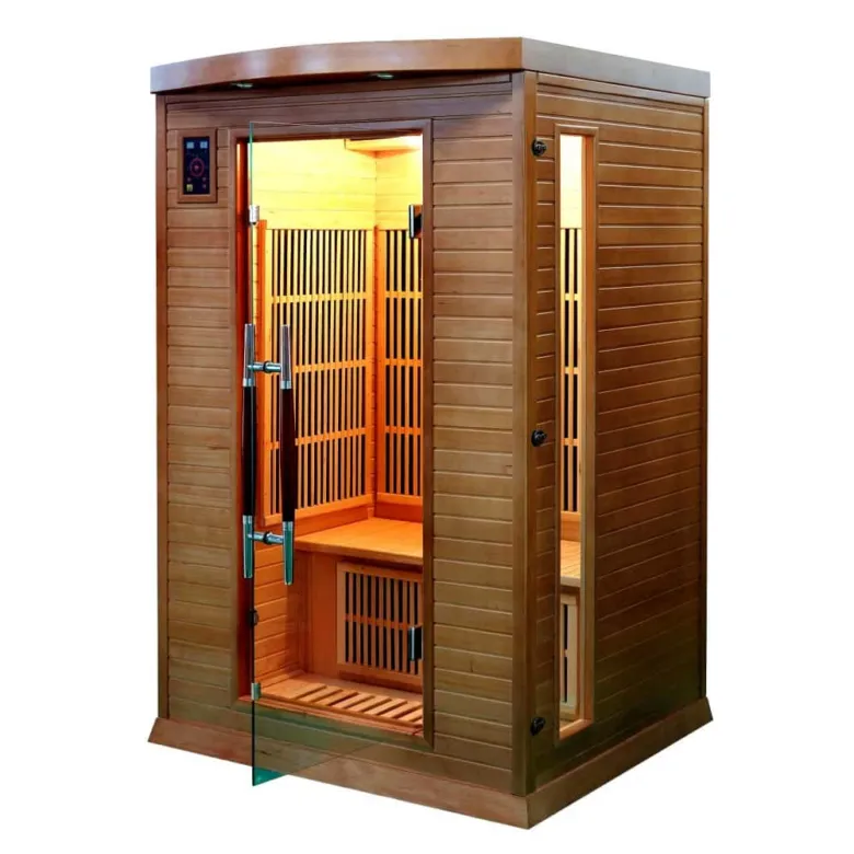 Dřevěná infrasauna s skleněnými dveřmi a interiérem
