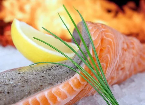 Čerstvá lososová fileta s cibulí a citronem na ledu