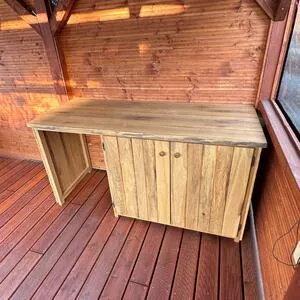 Dřevěná venkovní kuchyň s pracovní deskou a skříní