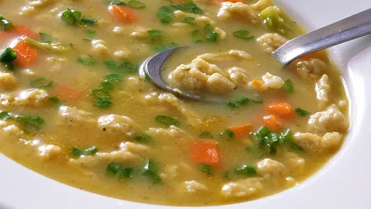 Dietní polévka na žaludek s mrkví a cibulí