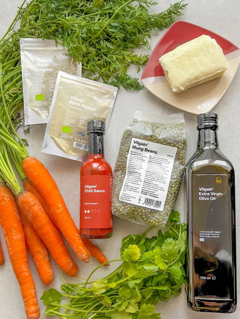 Ingredience pro salát z fazolí mungo: mrkev, koriandr, olivový olej, chilli omáčka