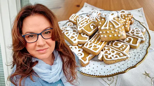 Dekorované perníčky s bílou polevou na talíři