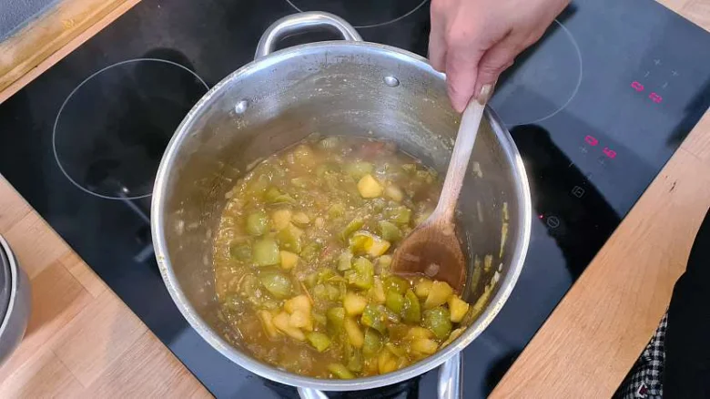 Vaření chutně ze zelených rajčat na indukci