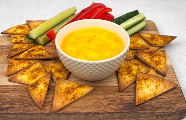 Připravená plněná tortilla s dipem a zeleninou