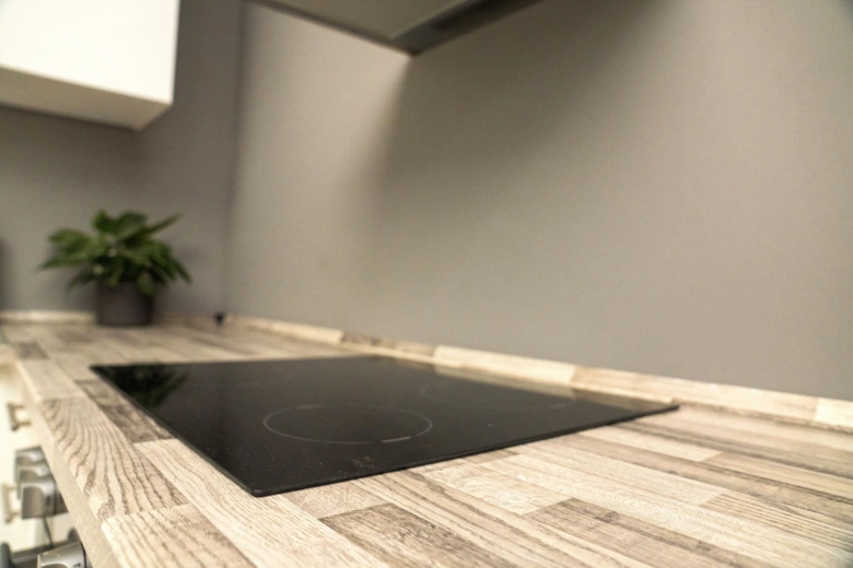 Dřevěná kuchyňská deska s indukční varnou deskou