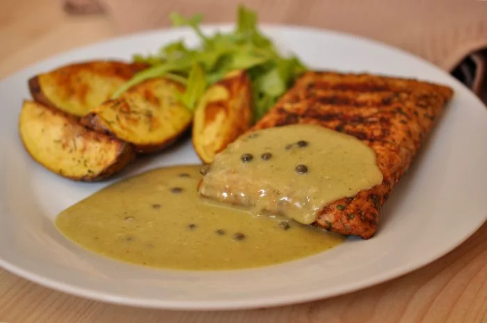 Grilovaný tempeh s omáčkou a bramborami