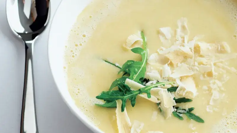 Luxusní hrachová polévka s parmezánem a rukolou