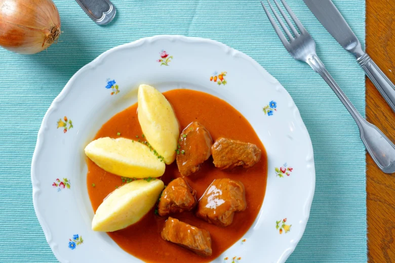 České gulášové maso s bramborami na talíři