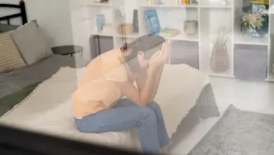 Osoba sedí na posteli s hlavou skloněnou vzhůru k depersonalizaci.