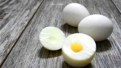 Vařená vejce rozkrojená na polovinu s žloutkem.