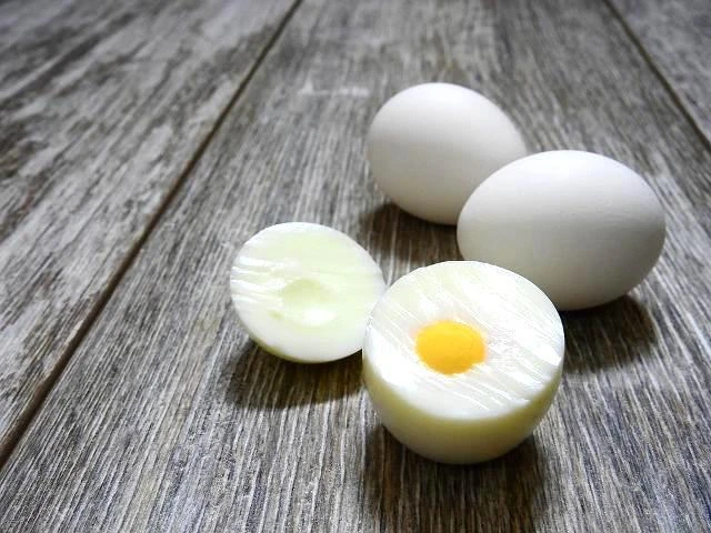 Vařená vejce rozkrojená na polovinu s žloutkem.