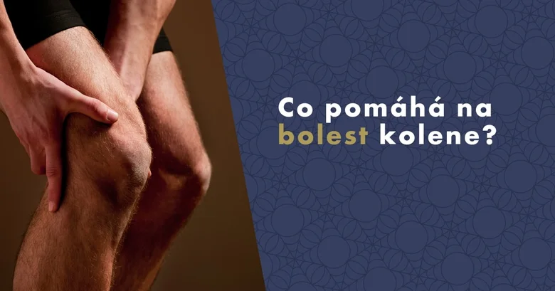 Muž drží bolestivé koleno rukama.