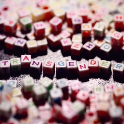 Slovo transgender napsané barevnými kostkami s písmeny.