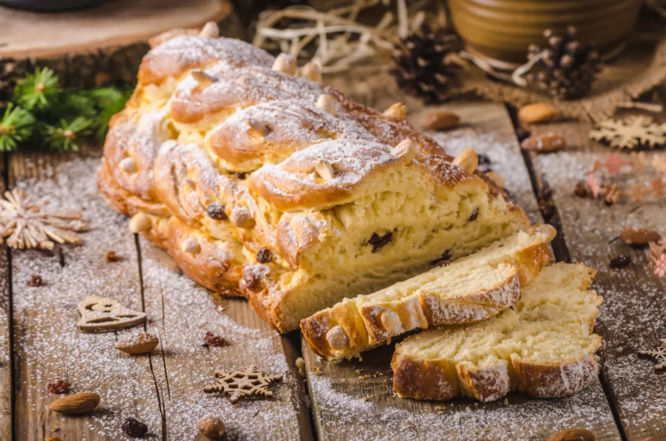 Vánoční chléb s ořechy a rozinkami posypaný moučkovým cukrem.