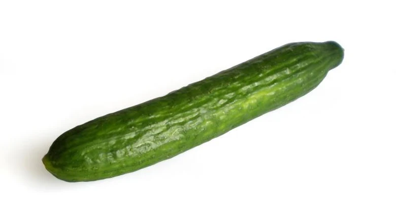 Zelená okurka na bílém pozadí pro článek o vitamínech.