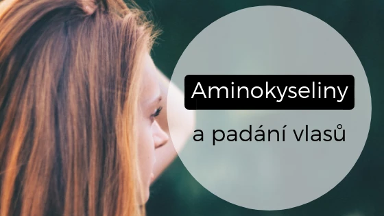 Žena s dlouhými vlasy v profilu na pozadí zelené přírody.