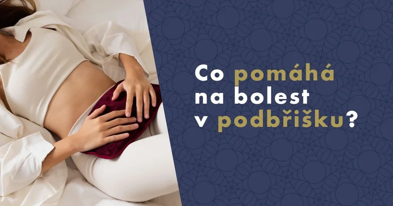 Žena drží horkou láhev na podbřišku v posteli.