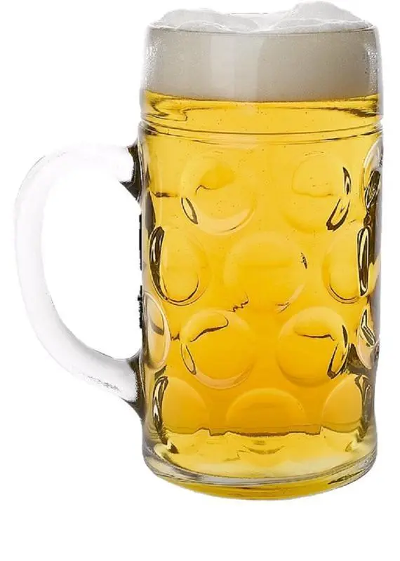 Skleněný kelímek s pivem a pěnou na bílém pozadí.