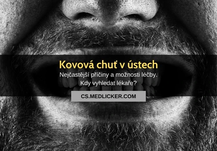 Černobílá fotografie úst muže s českým textem o kovové chuti v ústech.