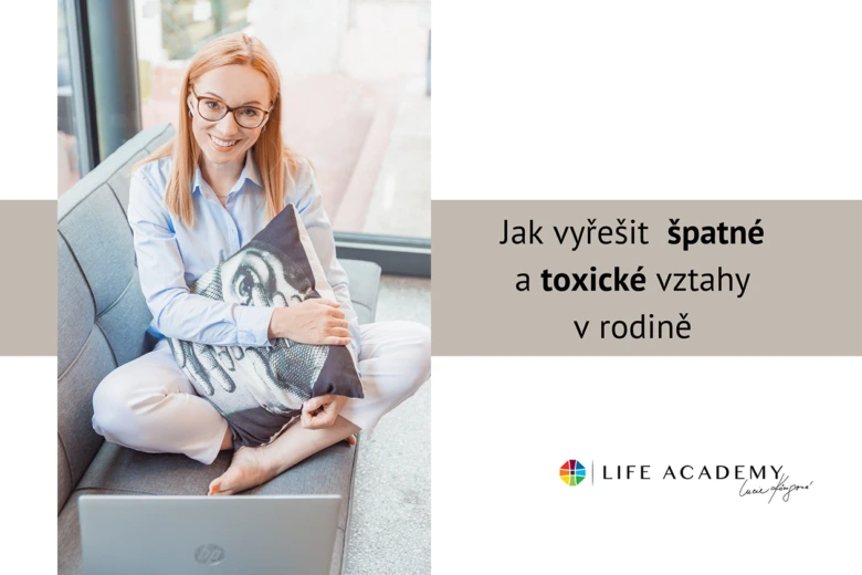 Žena sedí na gauči s polštářem a notebookem v domácnosti.