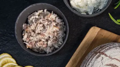 Ingredience pro pomazánku z uzené makrely: ryba, smetana a citron.