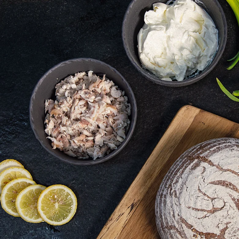 Ingredience pro pomazánku z uzené makrely: ryba, smetana a citron.