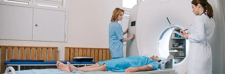 Pacient podléhá vyšetření v tomografu při diagnostice nádoru.