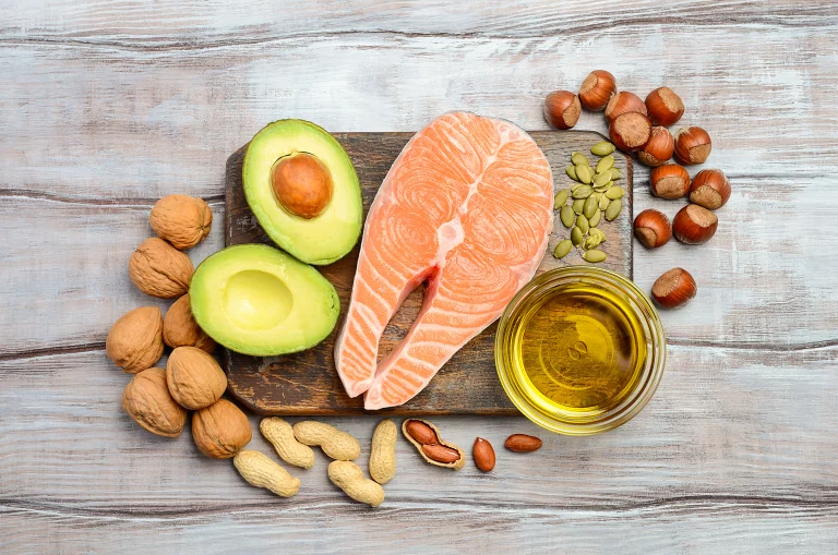 Suroviny bohaté na omega-3 jako losos, avokádo a ořechy.