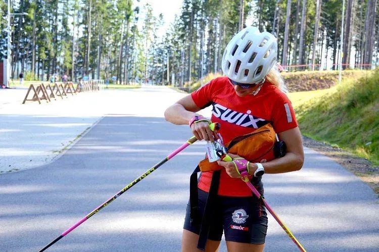 Sportovec doplnuje energii během závodu snědáním energetického tyčinky.