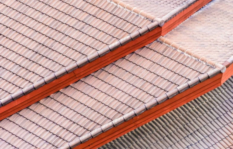Detail dřevěných tašek na střeše z přírodního materiálu.