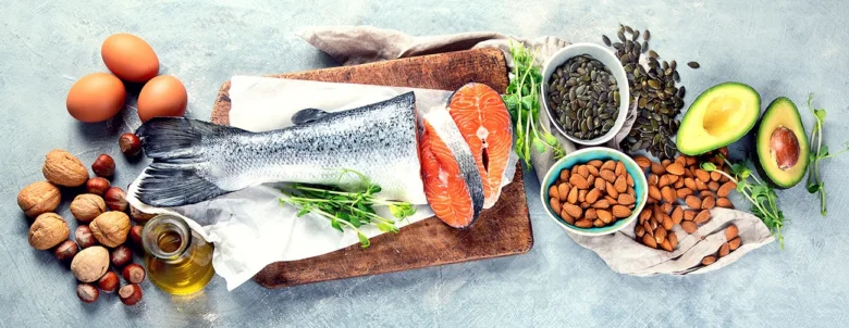 Suroviny bohaté na omega-3 jako losos, vajíčka a ořechy.