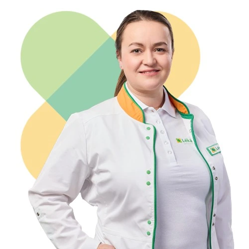 Usmívající se lékárník v bílém plášti s logem Lékárna.