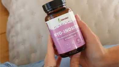Ruka drží lahvičku s doplňkem myo-inositolu značky Blendea.