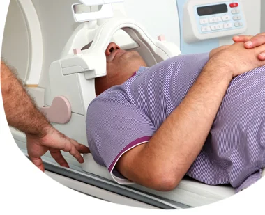 Pacient v diagnostickém skeneru pro vyšetření hrtanu.