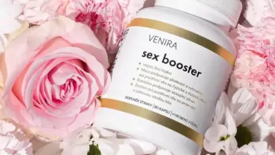 Balení doplnku stravy Sex Booster s květinami v pozadí