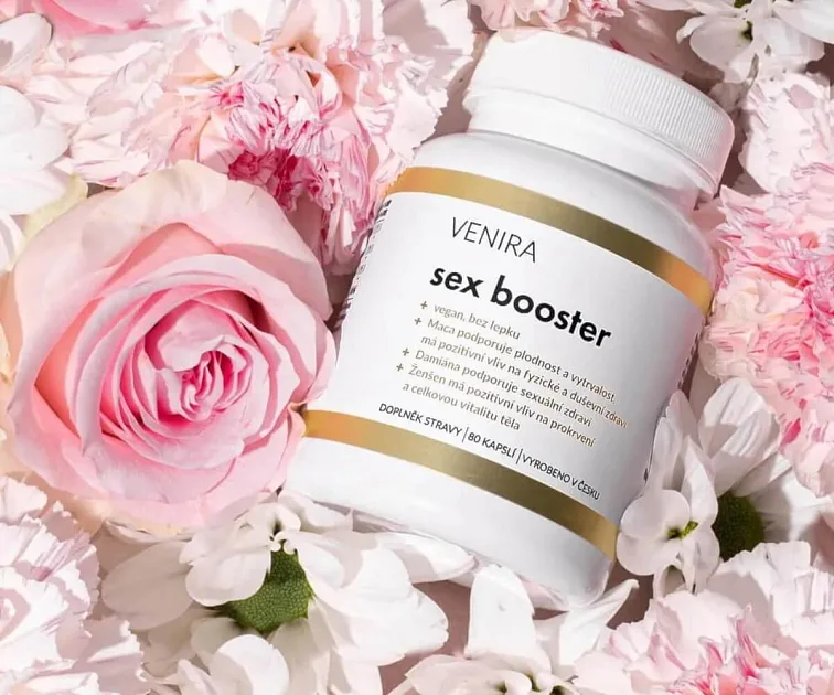 Balení doplnku stravy Sex Booster s květinami v pozadí