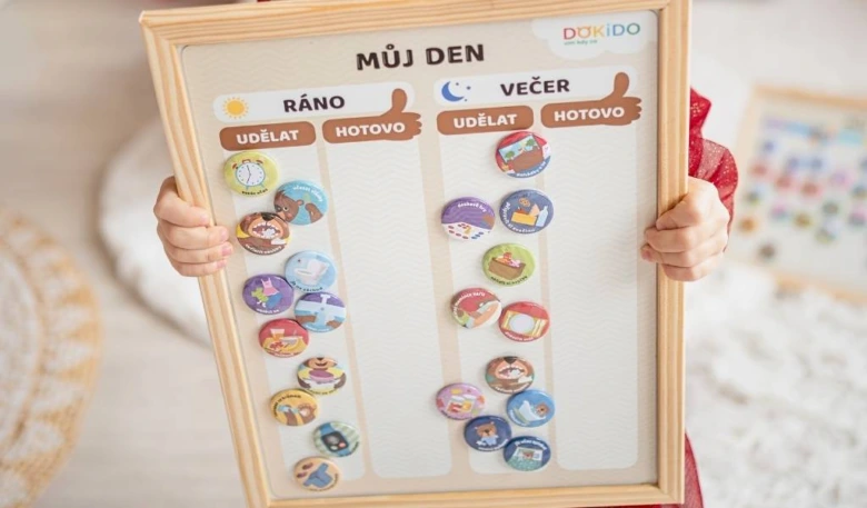 Dětské rozvržení denního programu s magnety na tabuli