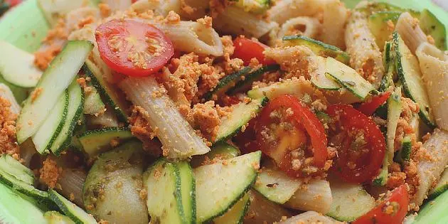 Pasta se zeleninou a rajčaty vhodná pro slinivku břišní.