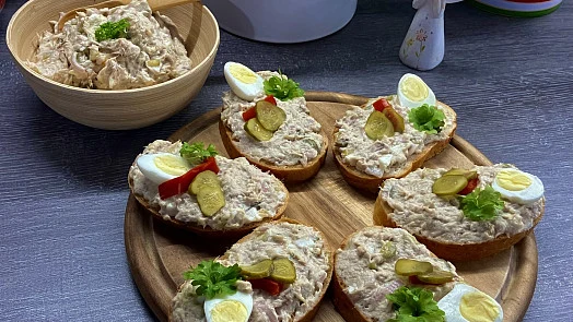 Pomazánka z uzené makrely na toastu s vejcem a okurkou.